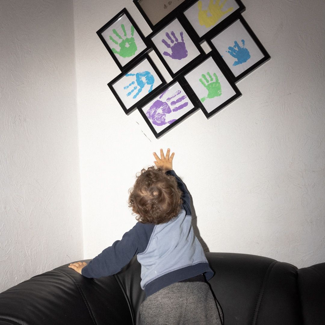 Ein Kind auf dem Sofa, von hinten fotografiert