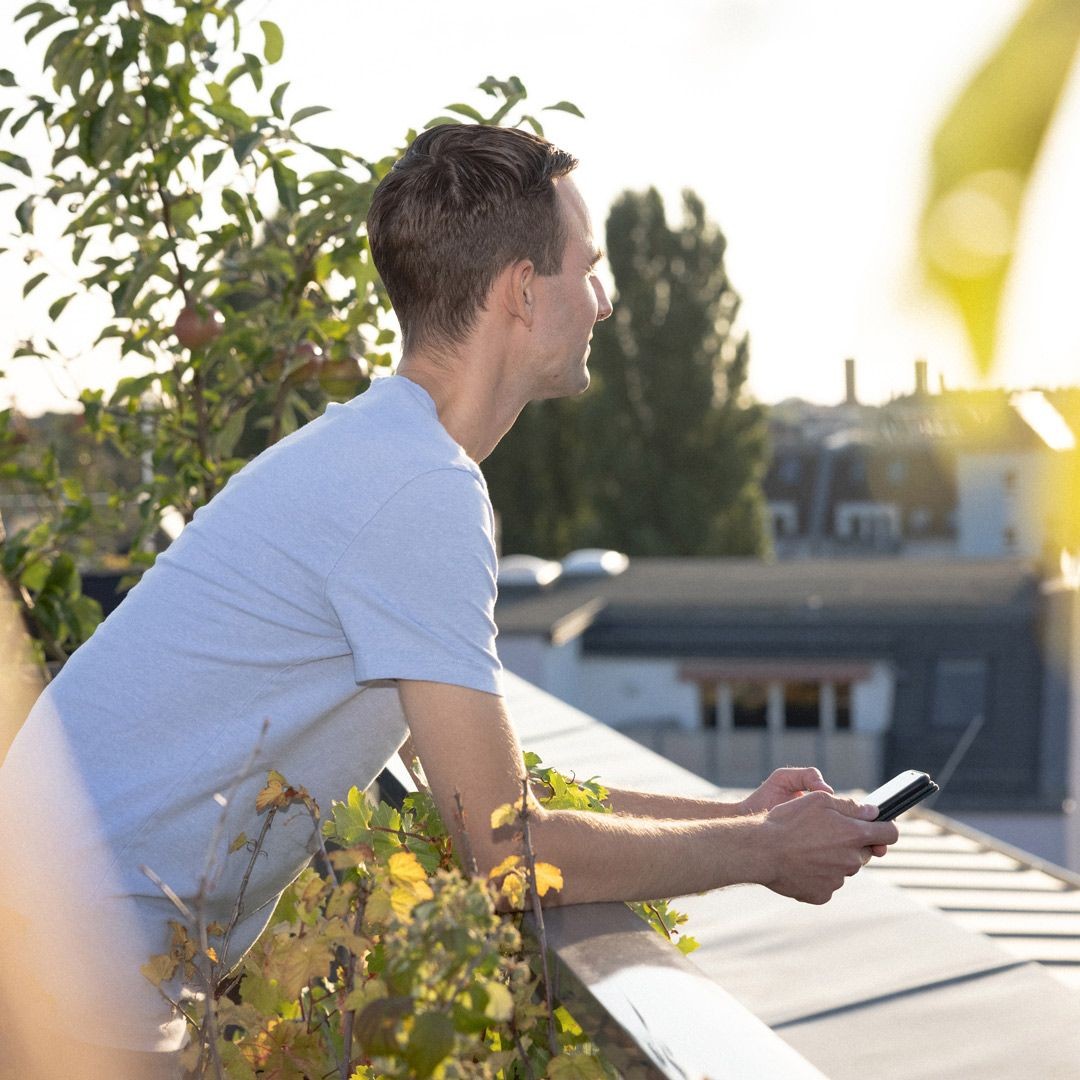 Anyfin-Kunde auf seinem sonnigen Balkon