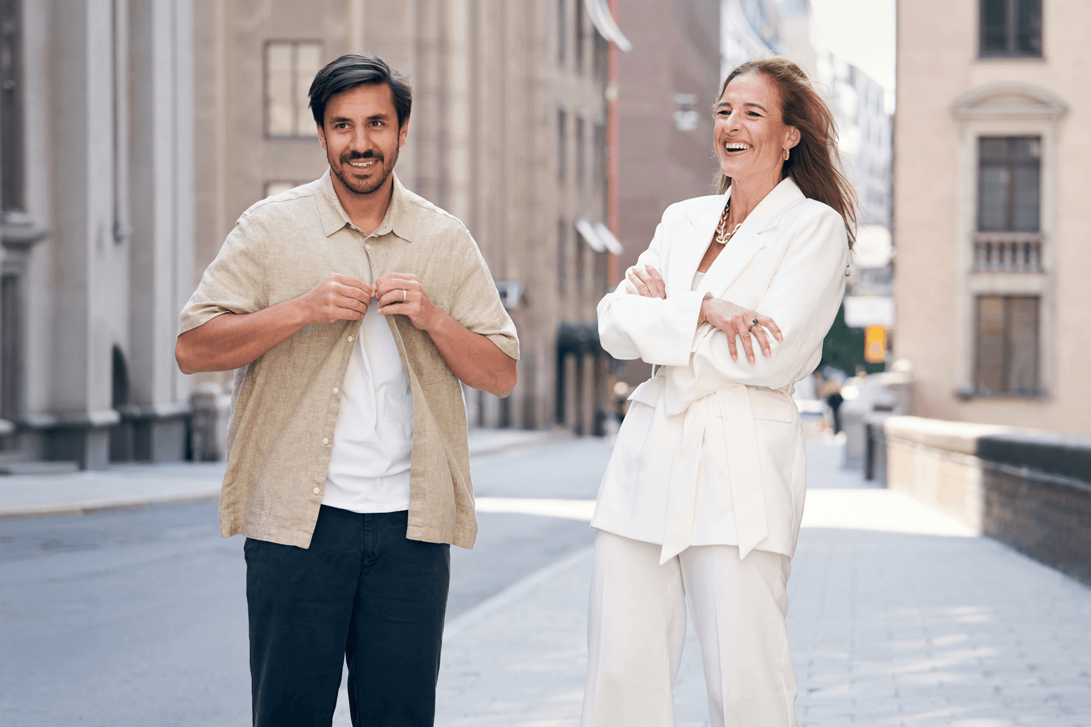 En bild på Mikael Hussain och Magdalena Kowalczyk som skrattar.