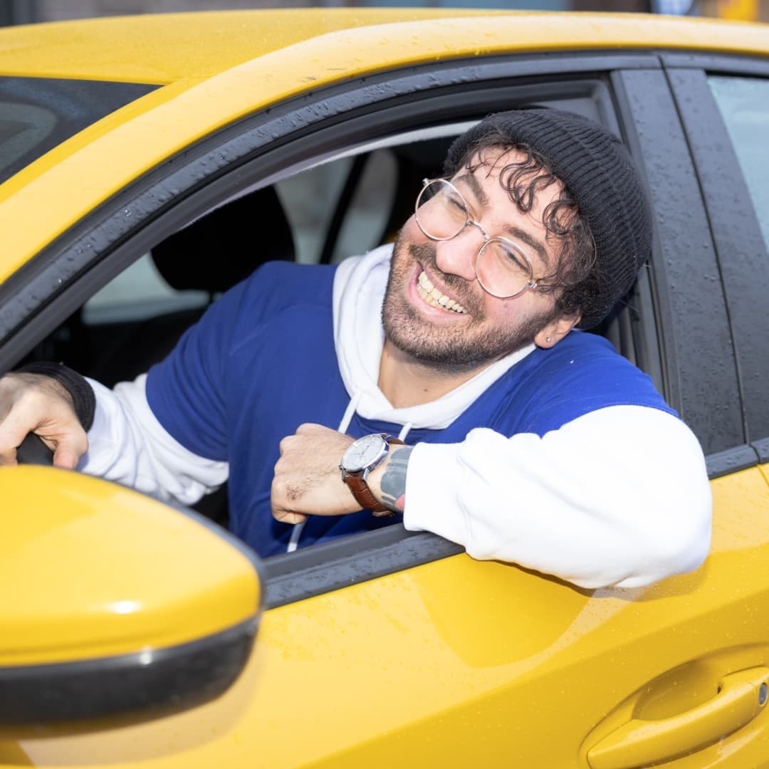 en ung kar i en gul bil