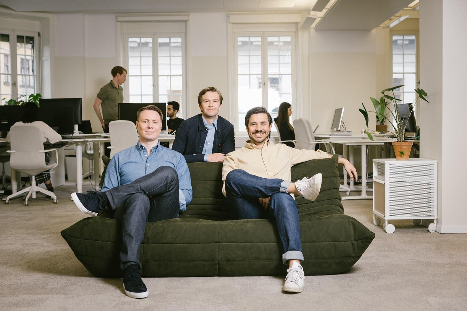 Anyfins tre grundare, Mikael, Filip och Sven som sitter i en soffa.