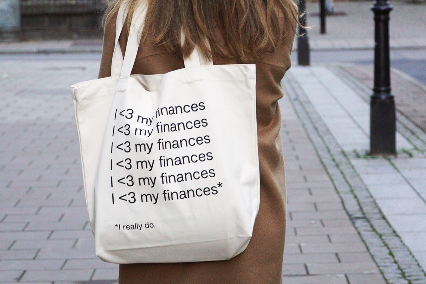 Frau mit Tasche mit Aufdruck I love my finances
