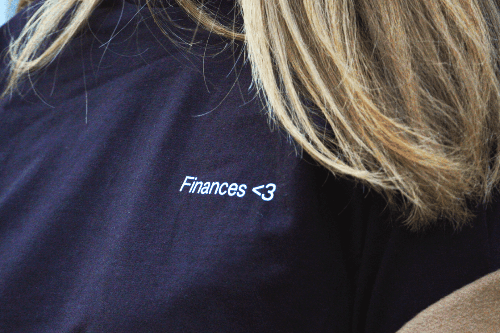 En svart tröja som det står "Finances <3" på.