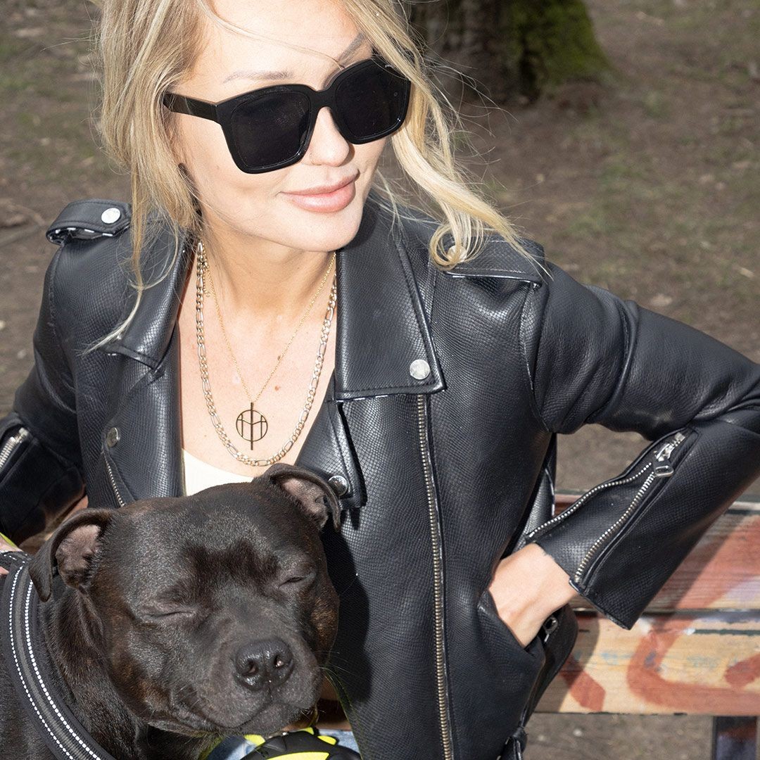 Blonde Frau mit Sonnenbrille und Hund