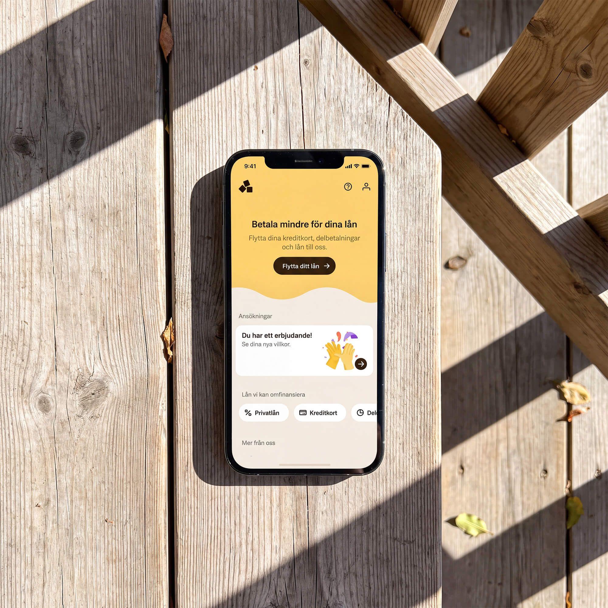 Anyfin-appen visad på en telefon som ligger på ett trädäck