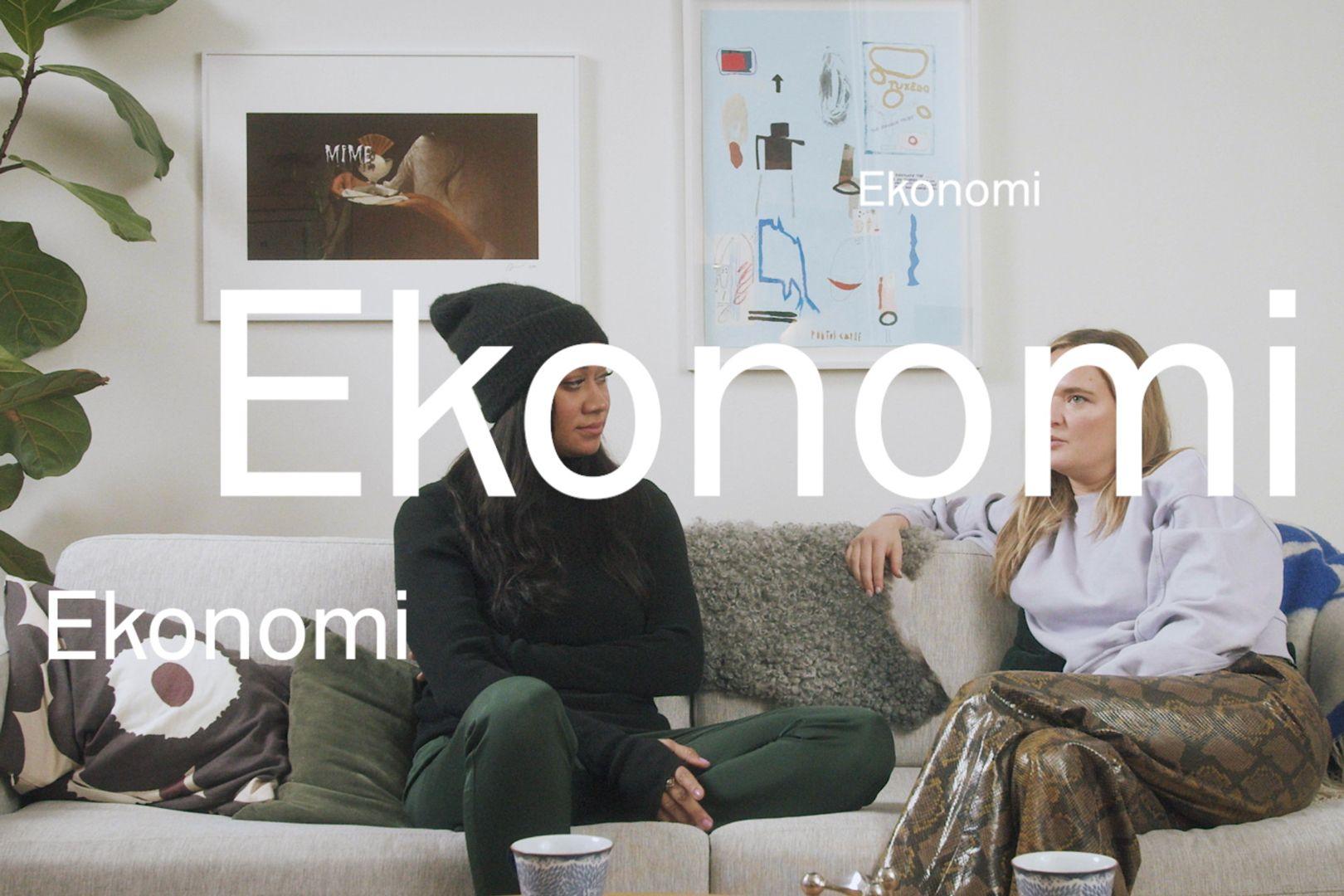 Hanna "Hanapee" Persson och Julia Frändefors sitter i en soffa hemma hos Hanna och pratar om ekonomi. 